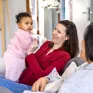 Maison des familles du bassin annécien  - Fiona, une maman et sa fille Abby en discussion avec Marie-Anne, une maman